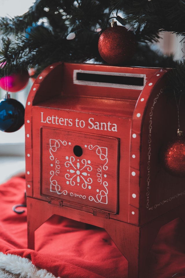 Röd brevlåda till jultomten
