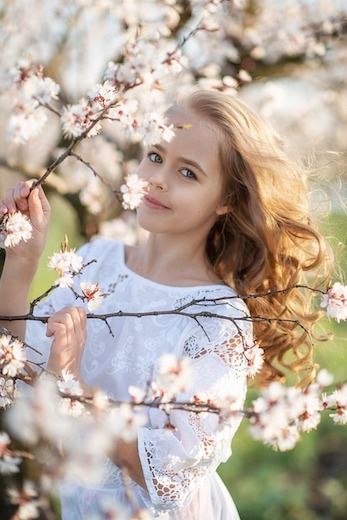 Flicka vid körsbärsträd